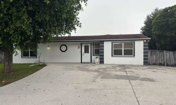 6860 Venetian Drive, Lake Worth, FL 33462