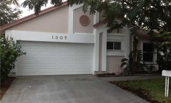 1307 E Glen Oak Road, North Lauderdale, FL 33068