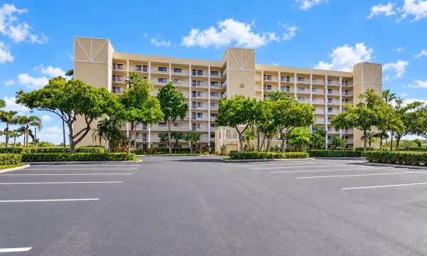7260 Kinghurst Drive 404, Delray Beach, FL 33446