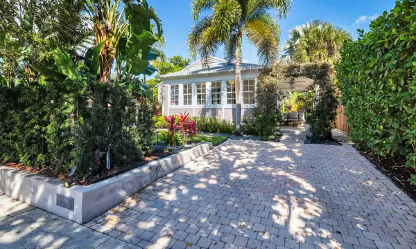 859 Sunset Road, West Palm Beach, FL 33401