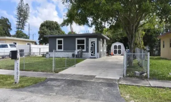 2502 NW 7th Street, Pompano Beach, FL 33069