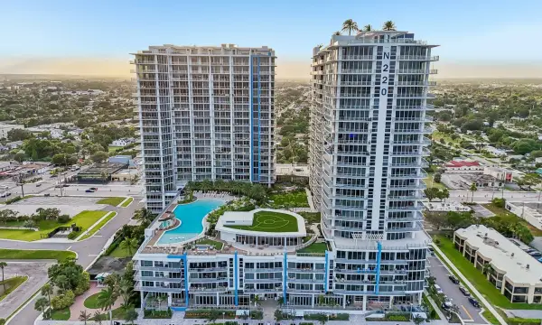 220 Lake Shore Drive 1913, West Palm Beach, FL 33403