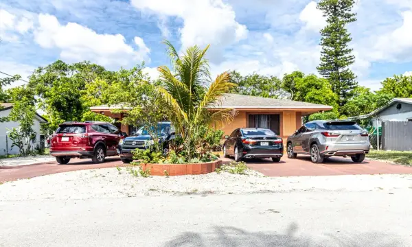 661 SW 28th Way, Fort Lauderdale, FL 33312