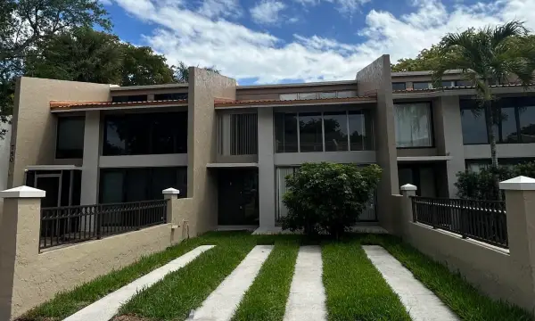 750 E Coco Plum Circle 2, Plantation, FL 33324