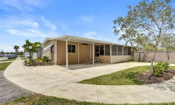21411 NW 3rd Street, Pembroke Pines, FL 33029