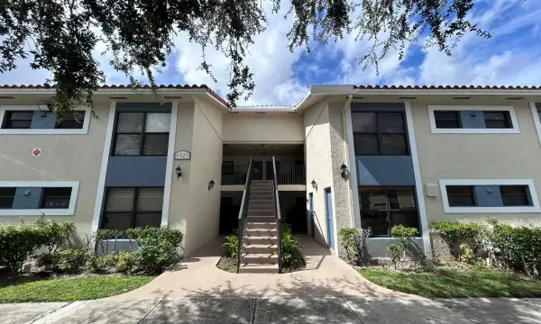 1525 Lake Crystal Drive D, West Palm Beach, FL 33411