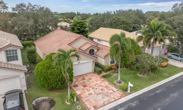 2705 Pointe Circle, Greenacres, FL 33413