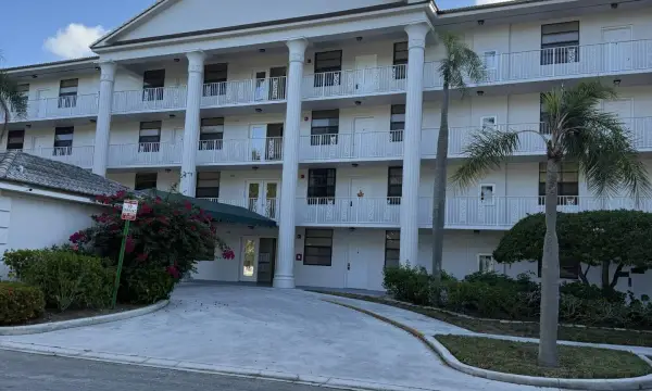 3710 Whitehall Drive 401, West Palm Beach, FL 33401