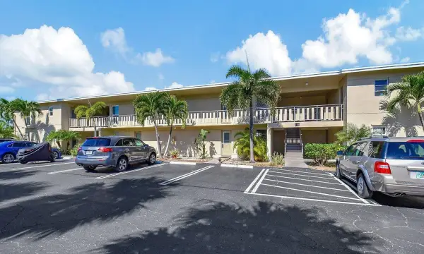 315 Circle Drive S 102, Boynton Beach, FL 33435
