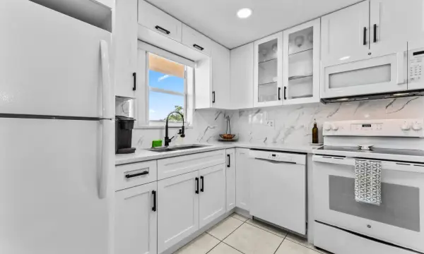 225 Bonnie Boulevard 302, Palm Springs, FL 33461