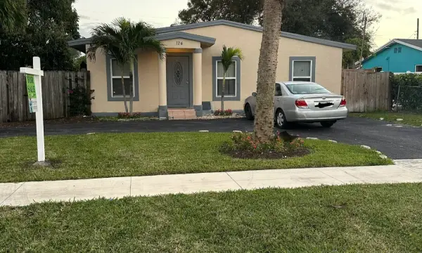 124 SW 10th Avenue, Boynton Beach, FL 33435