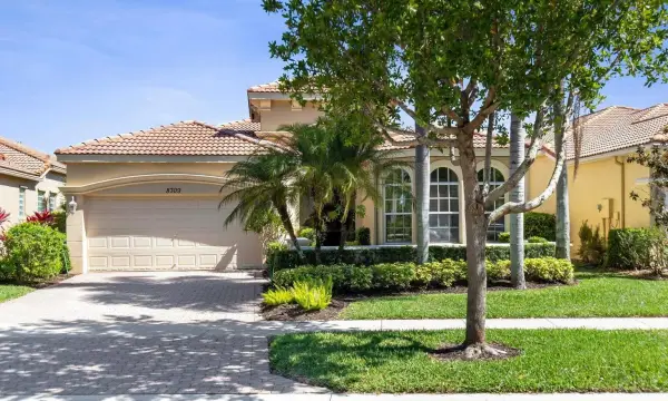 8709 Via Grande E, Wellington, FL 33411