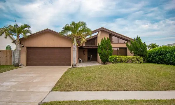 21566 Arbor Way, Boca Raton, FL 33433