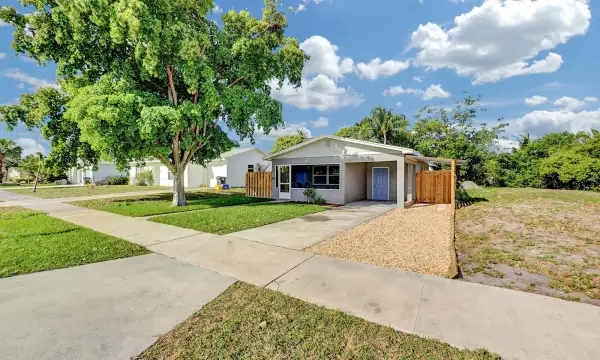240 NW 9th Avenue, Delray Beach, FL 33444