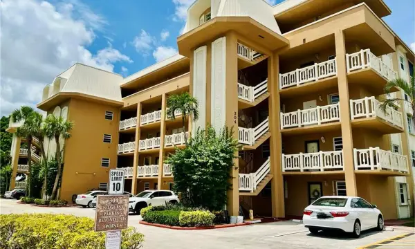 304 Golfview Road, Unit Ph7, North Palm Beach, FL, 33408