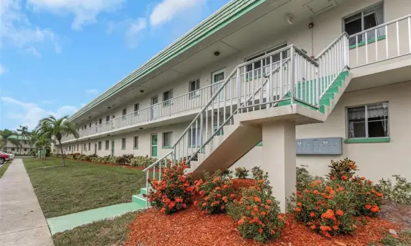 2001 Greenbriar Boulevard, Unit 17, Clearwater, FL, 33763