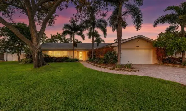 1820 Tanglewood Drive NE, St Petersburg, FL, 33702