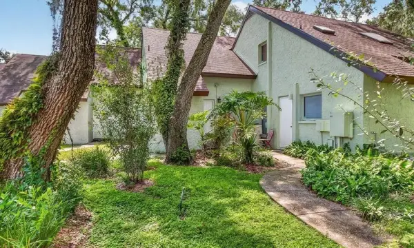 5627 Ashley Oaks Drive, Unit 2, Tampa, FL, 33617