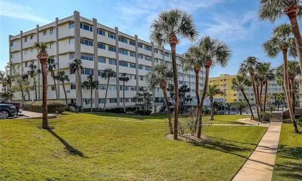 100 Bluff View Drive, Unit 514a, Belleair Bluffs, FL, 33770