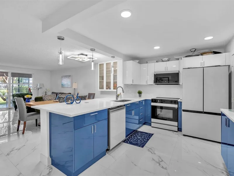 205 SE 11th Terrace 101, Dania Beach, FL 33004