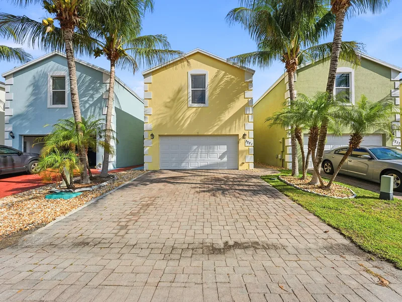 3221 Johns Place, Palm Springs, FL 33461