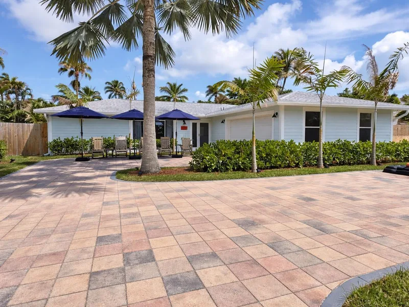 423 Beacon Street, Tequesta, FL 33469