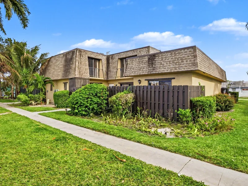 4102 Waterview Circle, Palm Springs, FL 33461