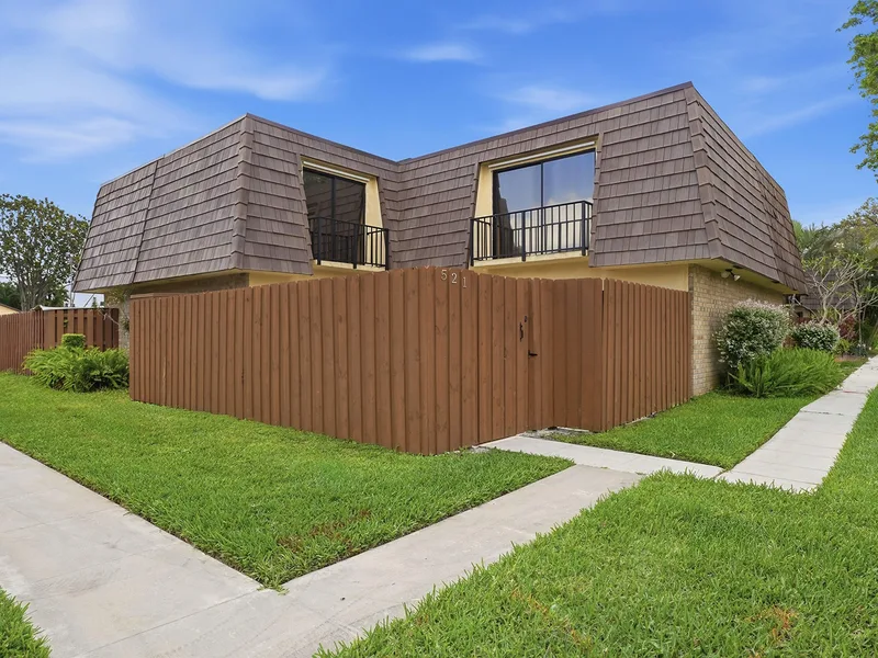 521 Springdale Circle, Palm Springs, FL 33461