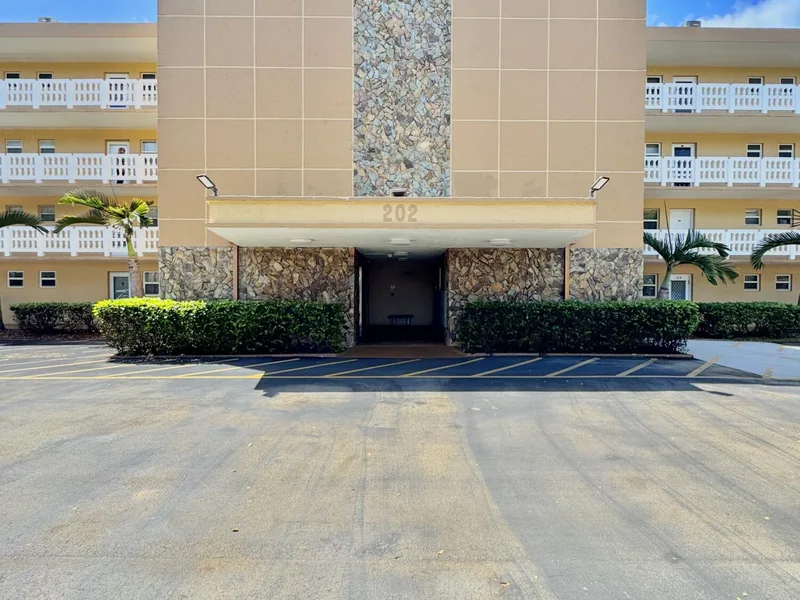 202 SE 10th Street 105, Dania Beach, FL 33004