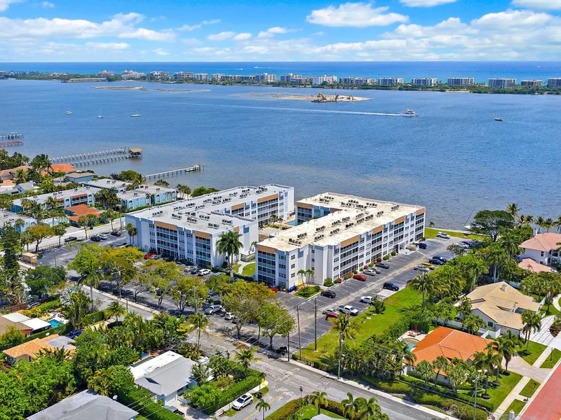 1516 S Lakeside Drive 106, Lake Worth Beach, FL 33460