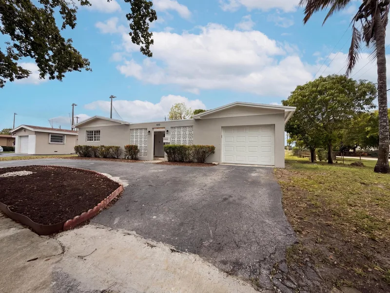 820 NW 78th Avenue, Pembroke Pines, FL 33024