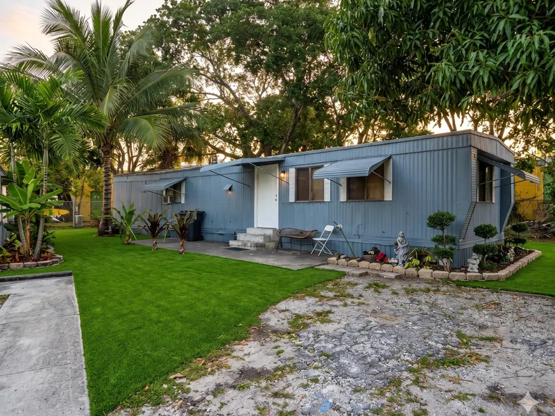 3 Ferne Lane, Greenacres, FL 33467