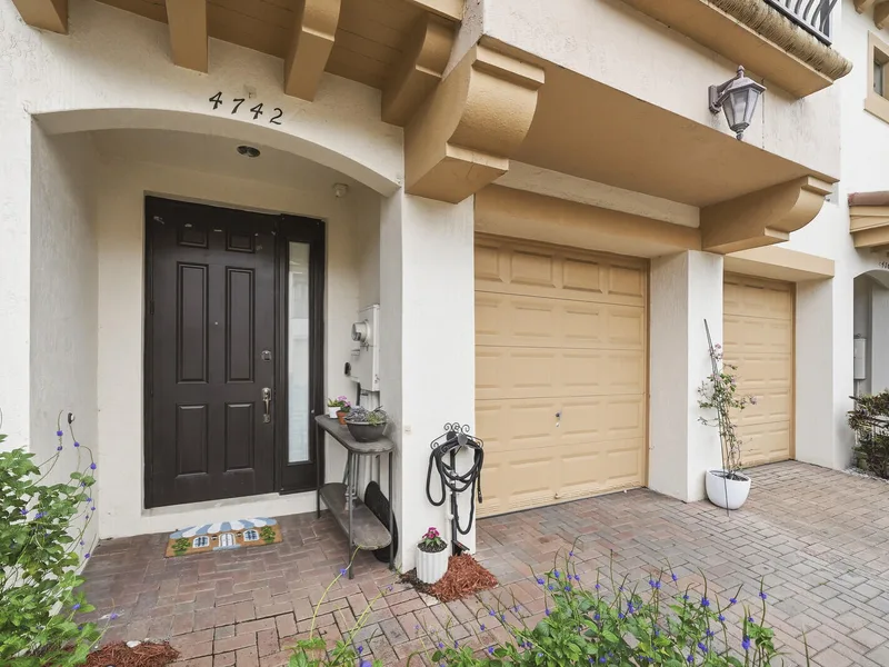 4742 Grand Cypress Circle N, Coconut Creek, FL 33073