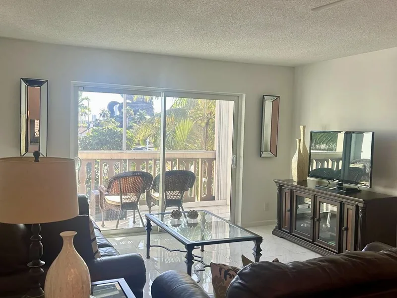 410 SE 2nd Street, Hallandale Beach, FL 33009