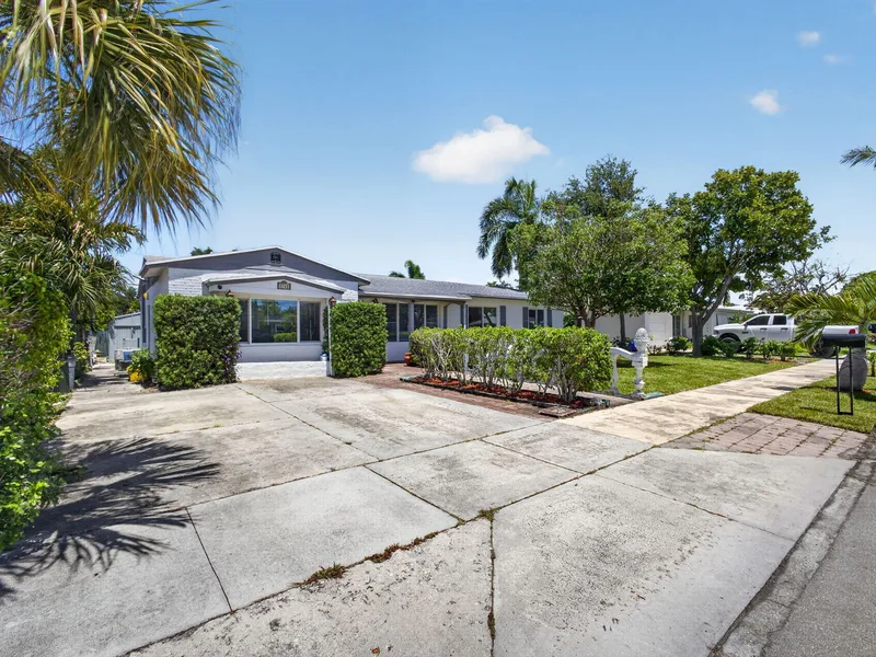 1762 N 15th Ave Avenue N, Lake Worth Beach, FL 33460