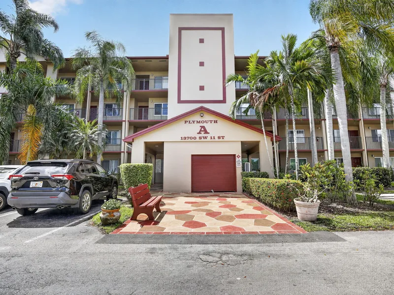13700 SW 11th Street, Pembroke Pines, FL 33027