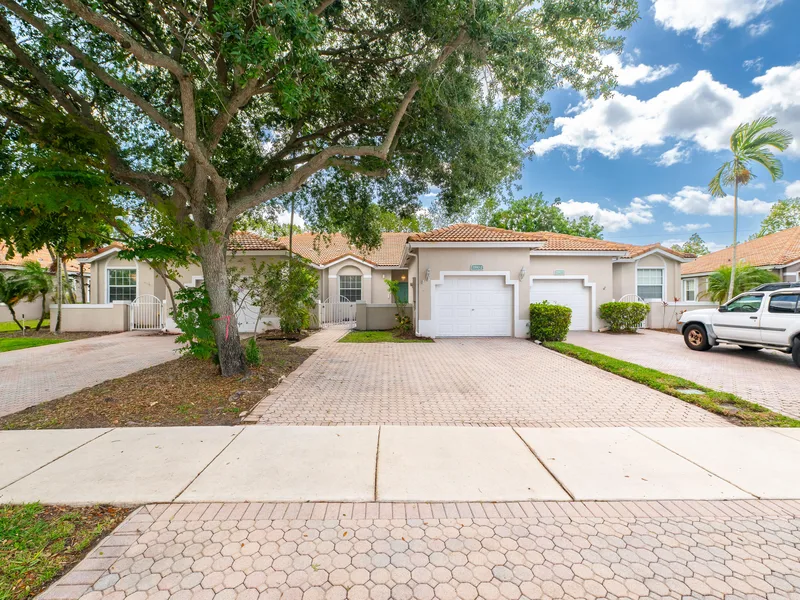 2590 E Aragon Boulevard 2, Sunrise, FL 33313