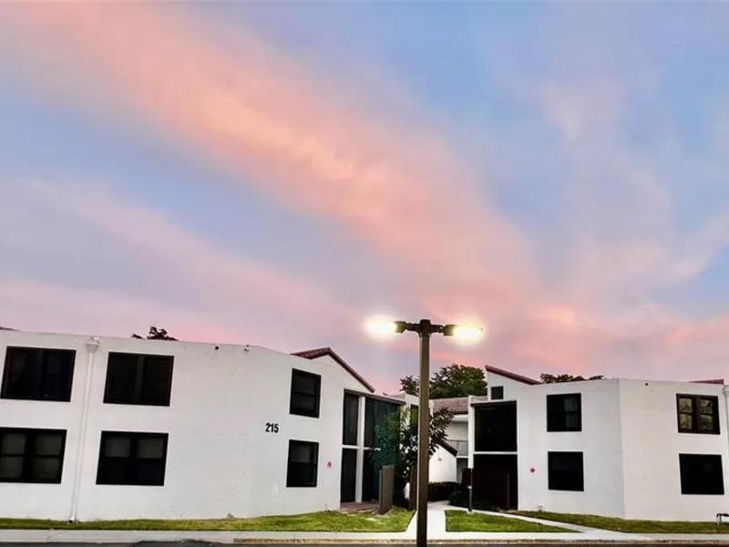212 Lake Pointe Drive 313, Oakland Park, FL 33309