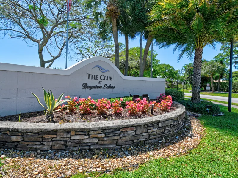 4 Knightsbridge Lane, Boynton Beach, FL 33426
