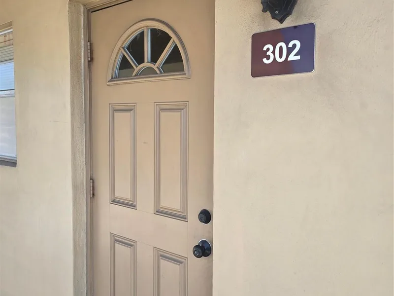 5021 W Oakland Park Boulevard 302, Lauderdale Lakes, FL 33313