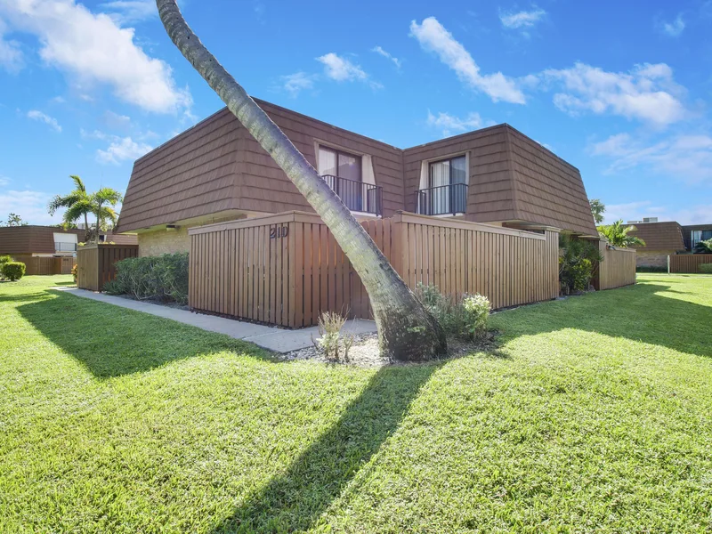 3900 County Line Road 21d, Tequesta, FL 33469