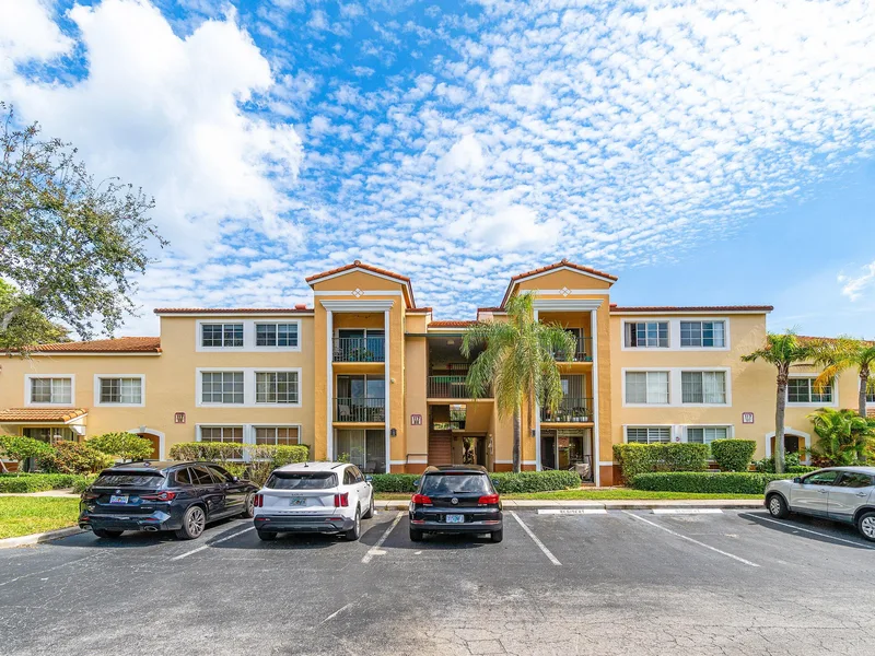 117 Yacht Club Way 206, Hypoluxo, FL 33462