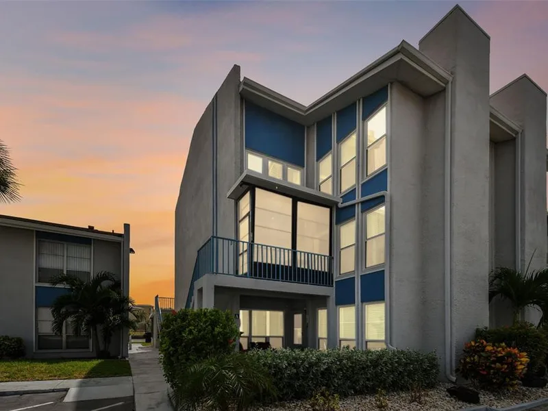 315 Medallion Boulevard, Unit E, Madeira Beach, FL, 33708