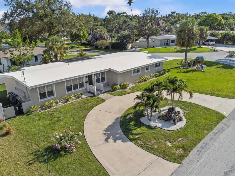 327 Sunny Lane, Belleair, FL, 33756