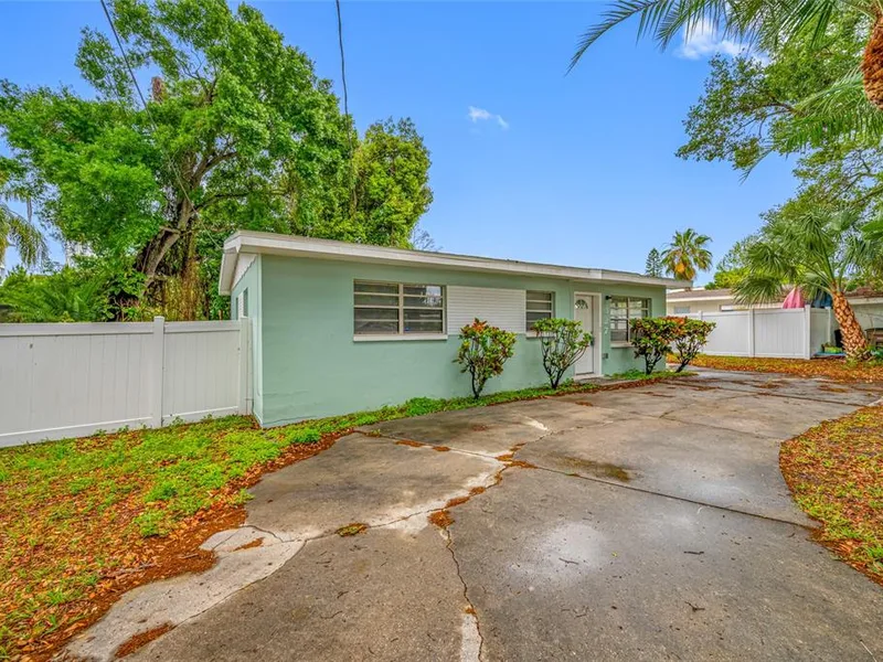 327 Barbara Circle, Belleair, FL, 33756